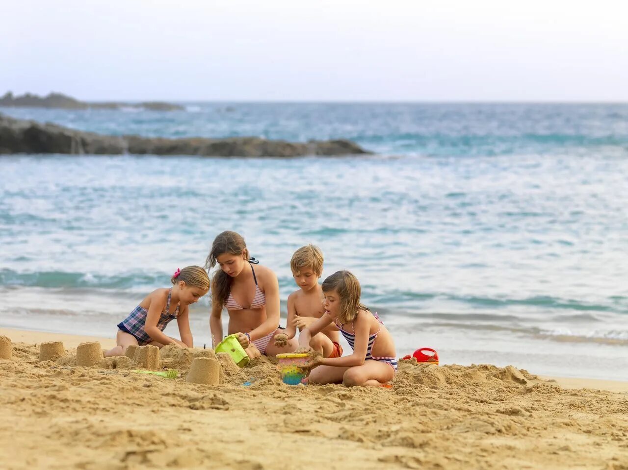 Family natural. Семья на пляже. Ребятишки на пляже. Детишки на пляже. Детские пляжи.