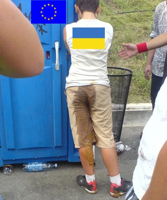 Девочка обкакалась штаны