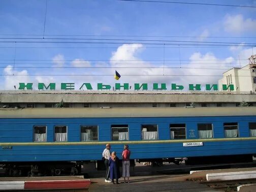 Рух автомобілів неподалік вокзалу, а також потягів через тернопільську залізницю