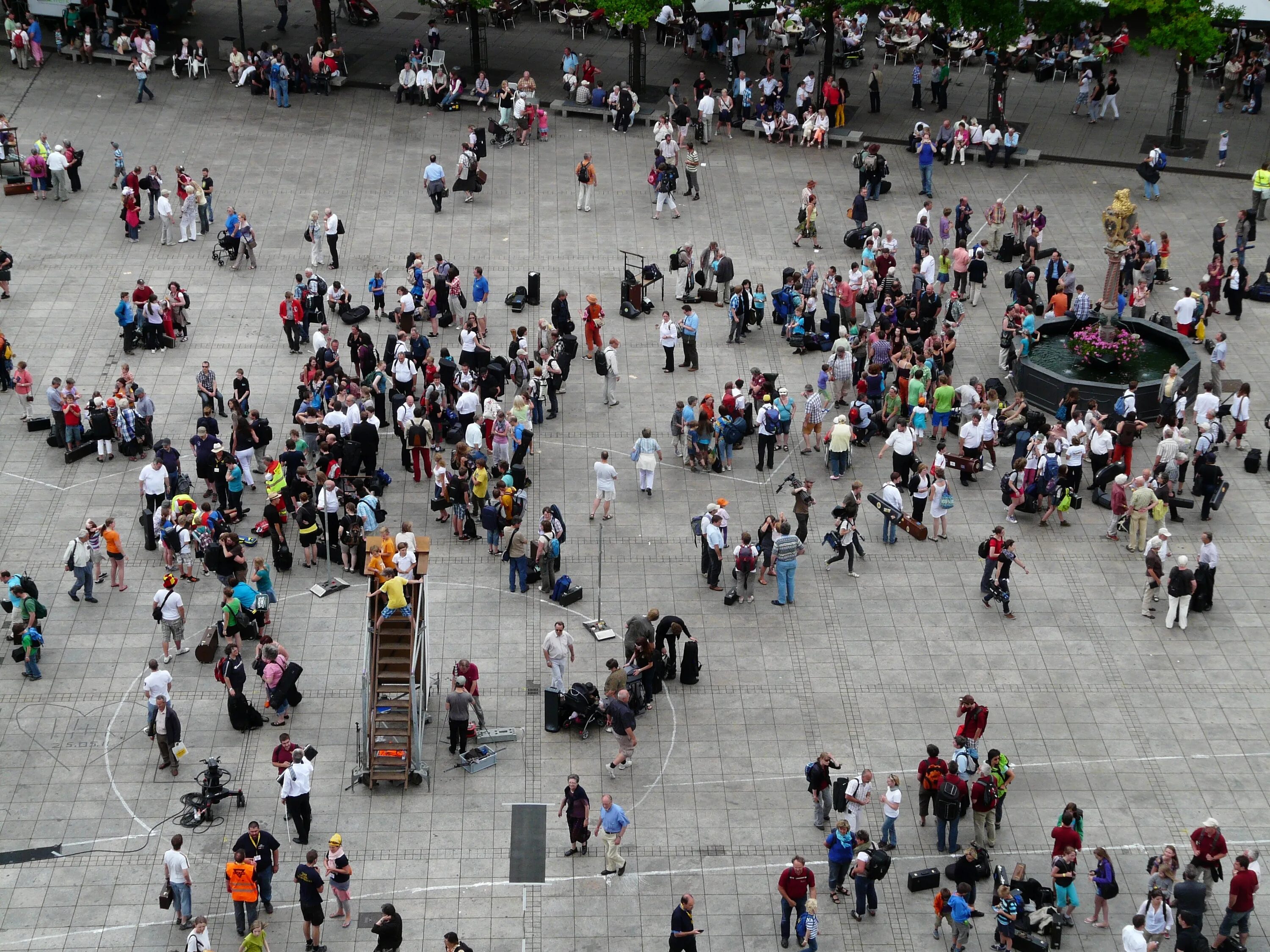 На улице было много народу. Много людей на площади. Человек толпы. Площадь с кучей людей. Толпа вид сверху.