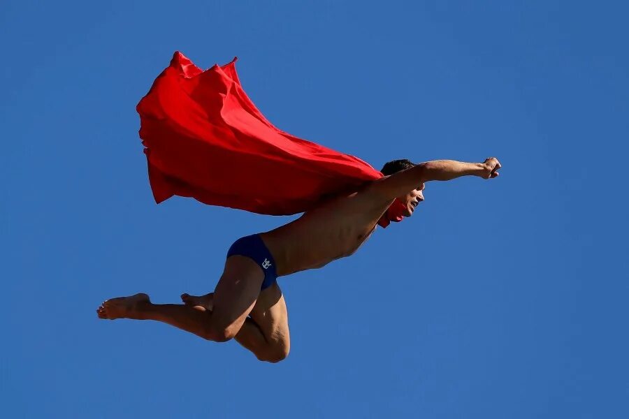 Полет человека видео. Прыжок Супермена. Человек в полёте. Полет в прыжке. Человек в прыжке.