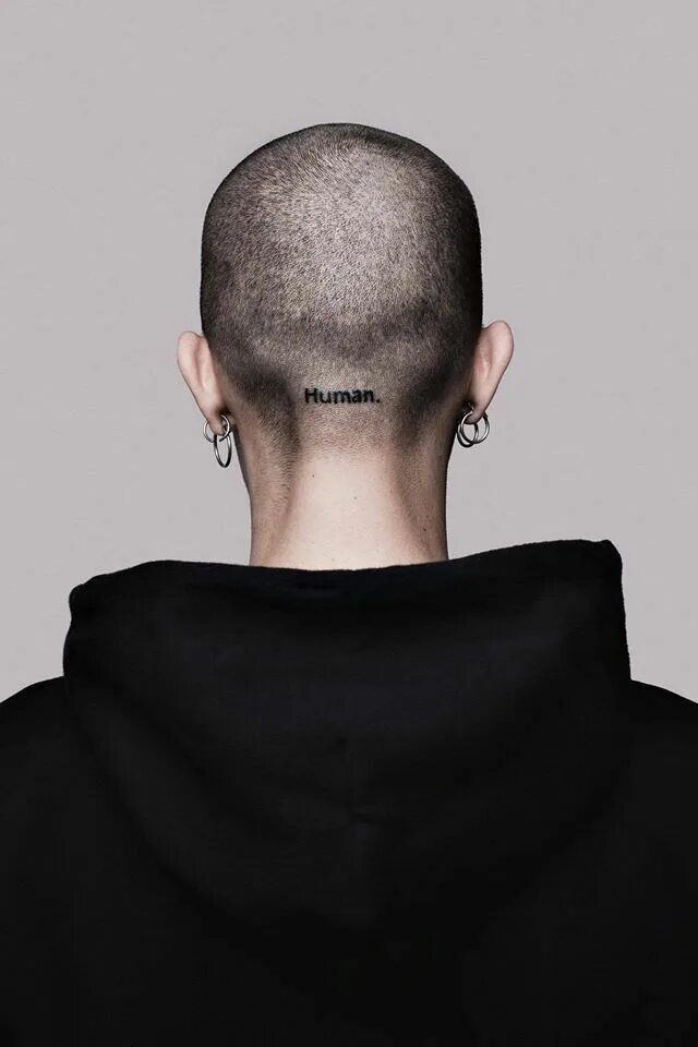 Голова побрита песня. Голова побрита песня. Top knot женская прическа. Княгиня монако шарлен стрижка. Одежда для лысых женщин.