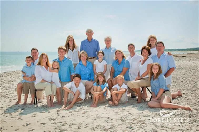 Большая счастливая семья на море. Большая семья на море. Большая семья на отдыхе. Большая семья на море. На море большой семьей.