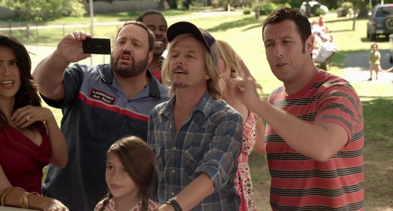 Одноклассники фильм адам сэндлер. Одноклассники 3 4. Адам сэндлер и сальма хайек в фильме. Одноклассники 3 4. Адам сэндлер одноклассники 2.