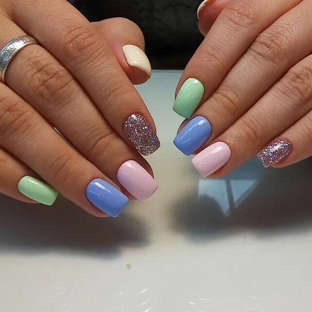 Велюровый маникюр. Маникюр 2023. Шеллак 2022. Маникюр 2023 модные тенденции. Красивые короткие ногти.