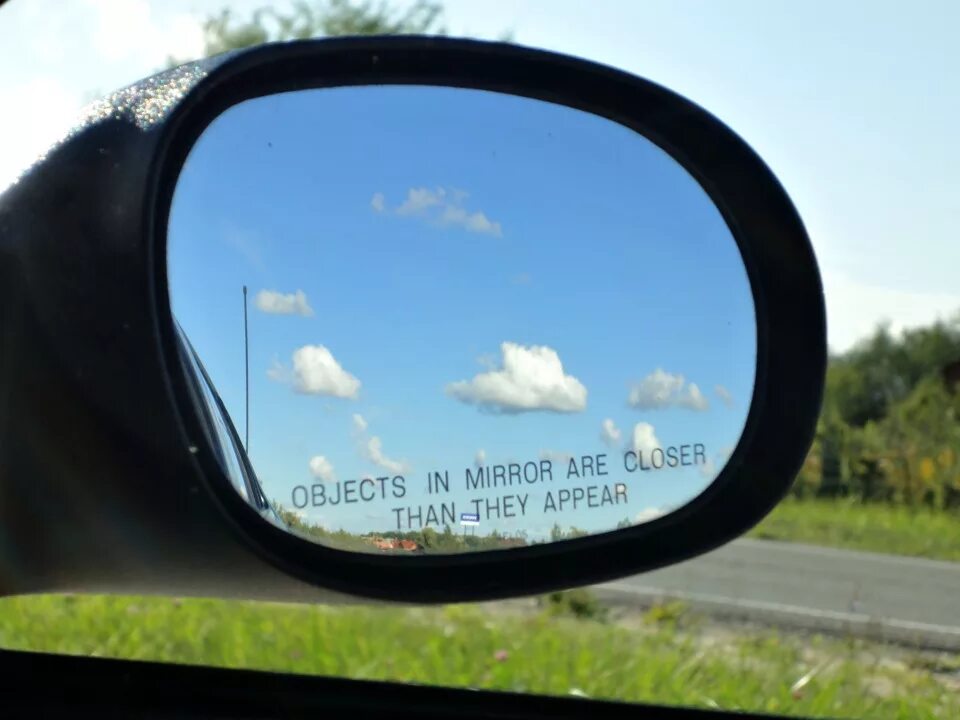 A makes objects appear bigger. Объекты в зеркале ближе чем кажется. objects in mirror are closer than they appear. объекты в отражении ближе чем кажется.