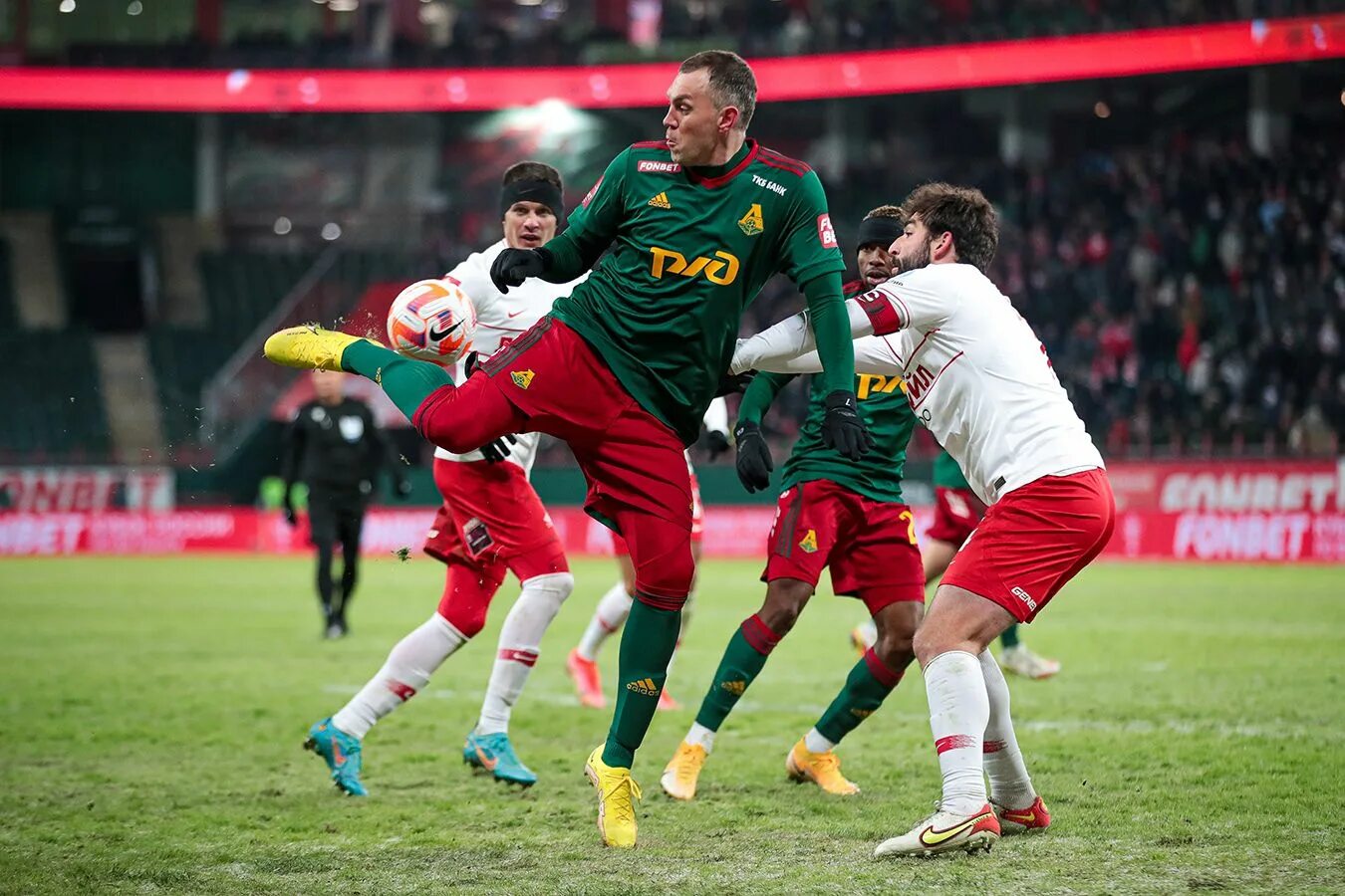 Дзюба почему не играет сегодня за локомотив. Дзюба локомотив.