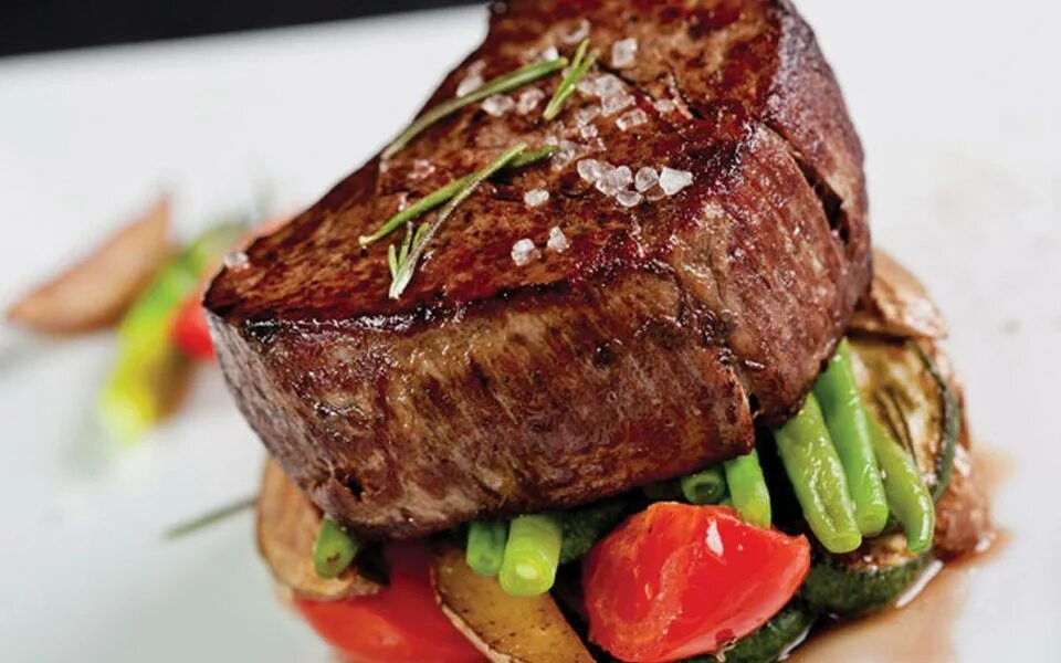 Медальоны из говяжьей вырезки. Говяжья вырезка миньон. Стейк филе миньон ~ 250г. Стейк рибай и филе миньон. Steak филе-миньон.