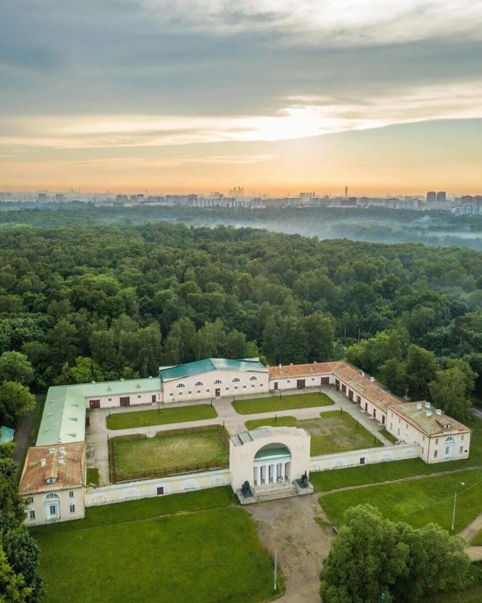 Ландшафтный музей заповедник кузьминки люблино. Парк Кузьминки усадьба. Музей-заповедник Кузьминки-Люблино. Усадьба Влахернское-Кузьминки. Усадьба Голицыных в Кузьминках.