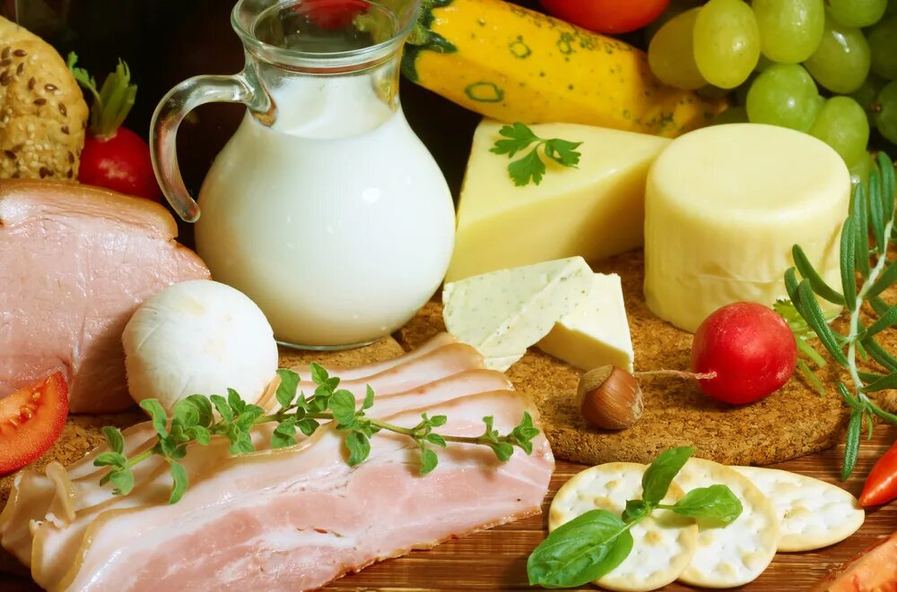 Фермерская продукция. Фермерская продукция. Молоко сыр яйца. Корзина с деревенскими продуктами. Мясные продукты.