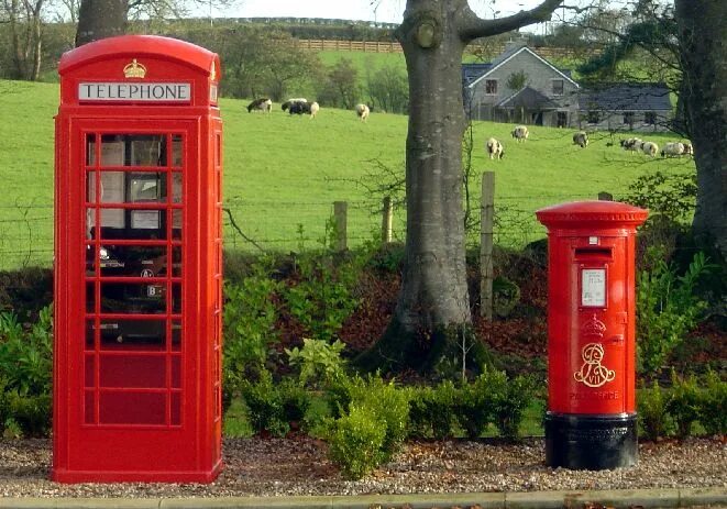 Red Phone Box in great Britain. Почтовый ящик Шотландии. English telephone Booth. England telephone Kiosk. Сотовый телефон деревня