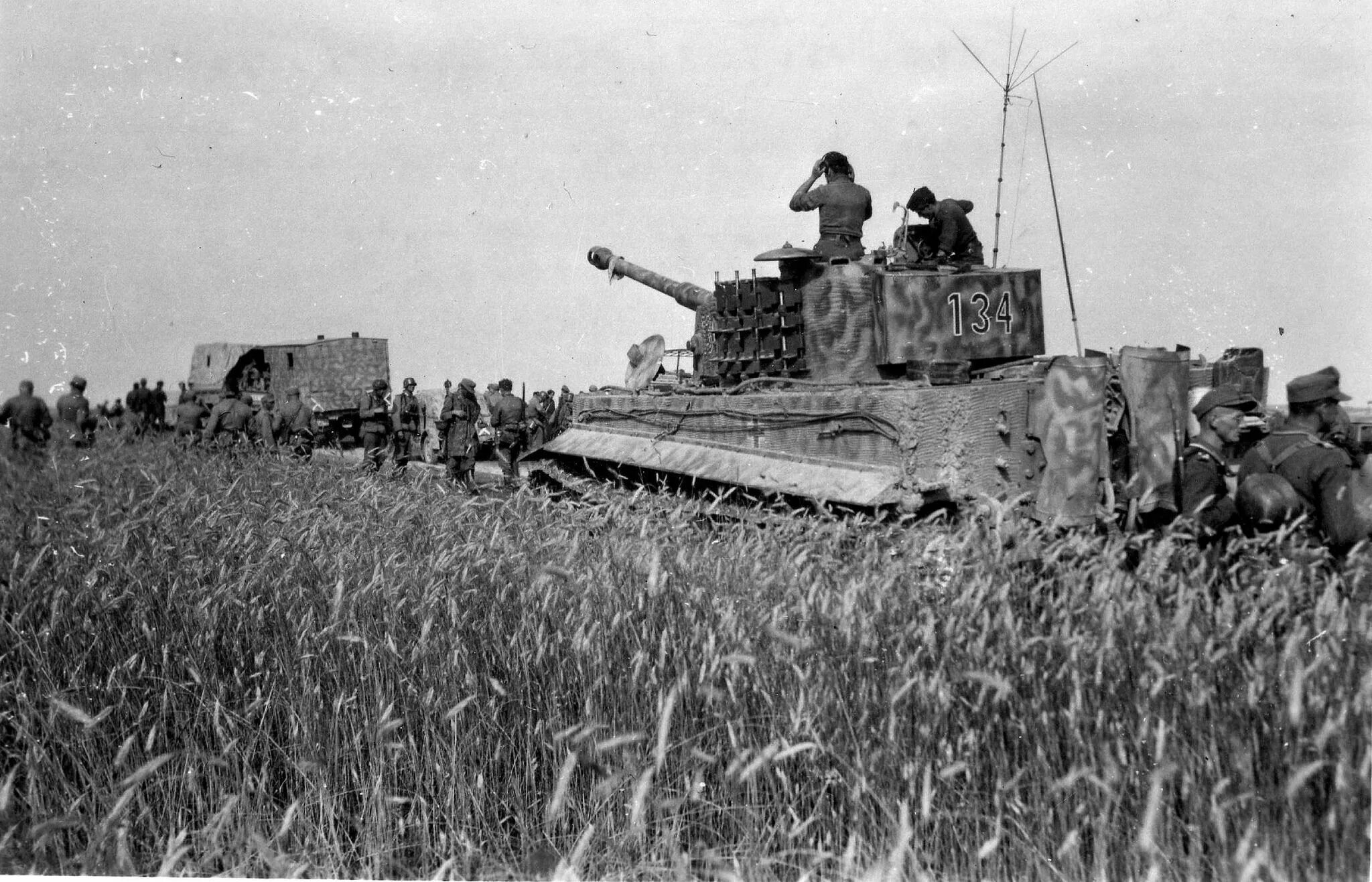 Танк тигр 1943 года. Танк тигр 1943 Курская битва. Немецкий танк тигр Курская битва. Танк тигр Курская битва. 6 Танковая дивизия вермахта Курская битва.