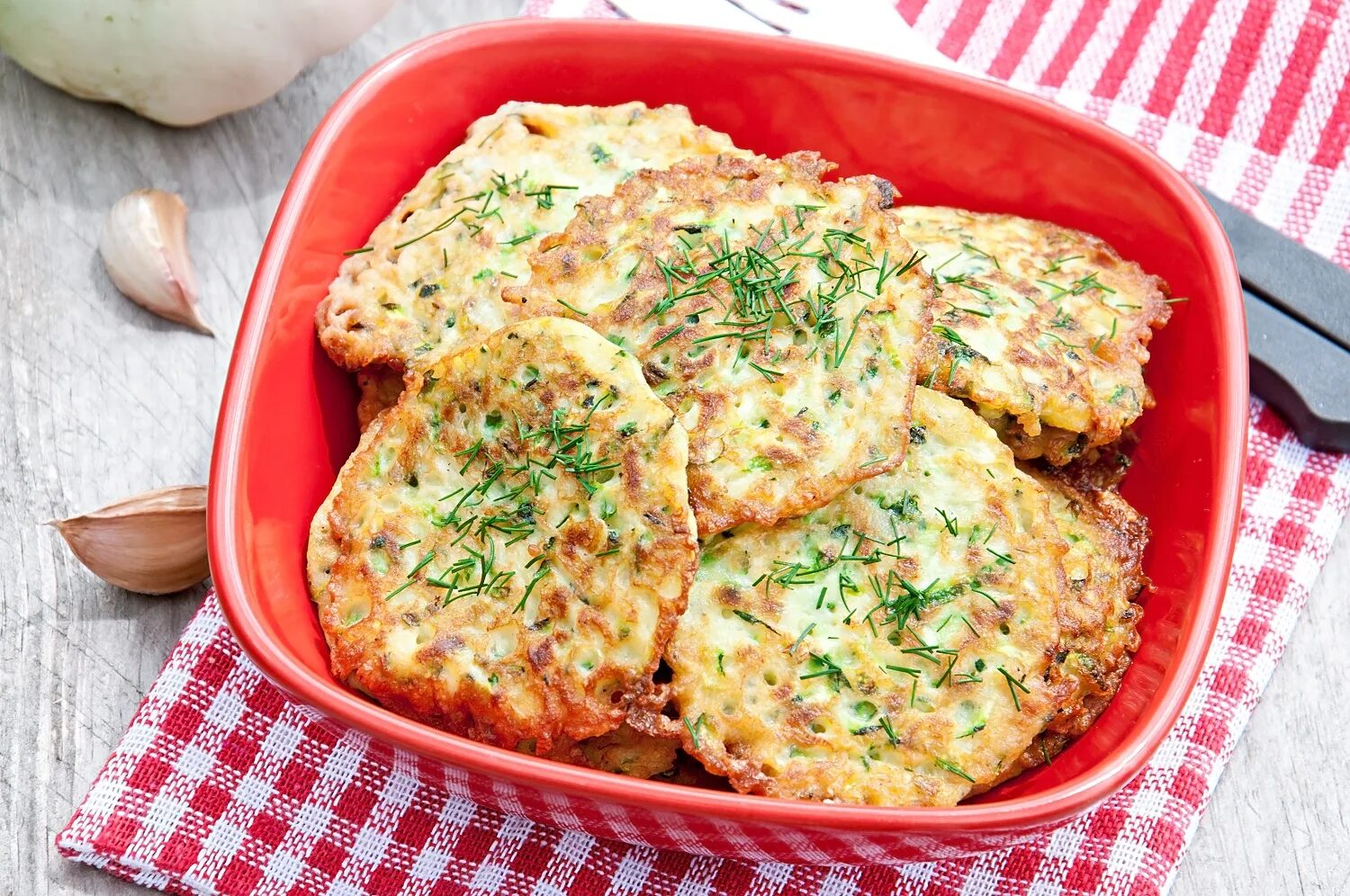 Кабачки жареные на сковороде. Кабачки без муки и яиц. Рецепт с кабачками без масла и майонеза. Оладьи из цукини. Блюда с кабачков без муки.