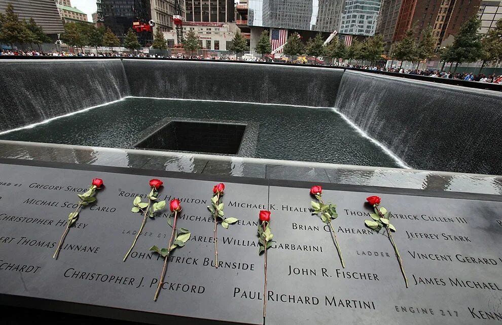 Памятник погибшим 11 сентября в Нью-Йорке. Мемориал 9/11. Мемориал 911 в Нью-Йорке. Башни Близнецы 11 сентября мемориал.