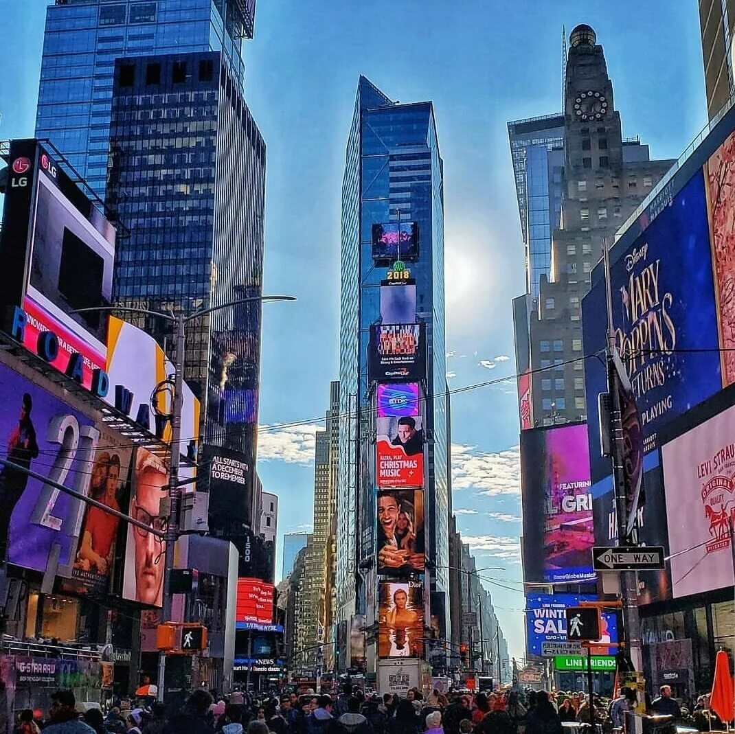 Площадь Таймс-сквер в Нью-Йорке. Нью Йорк time Square. Нью-Йорк улица Таймс сквер. Манхэттен Таймс сквер площадь США. Самые знаменитые улицы