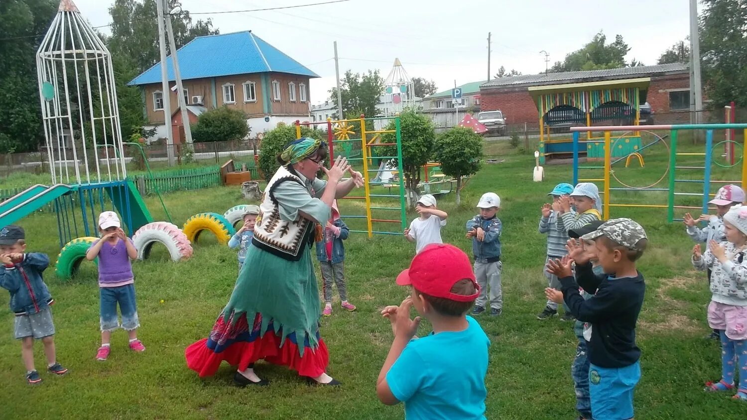 Игры с бабушкой в детском саду. Игры с бабушкой в детском саду. Игры с бабушкой в детском саду. Русская народная игра бабка ёжка. Игры с бабушкой в детском саду.