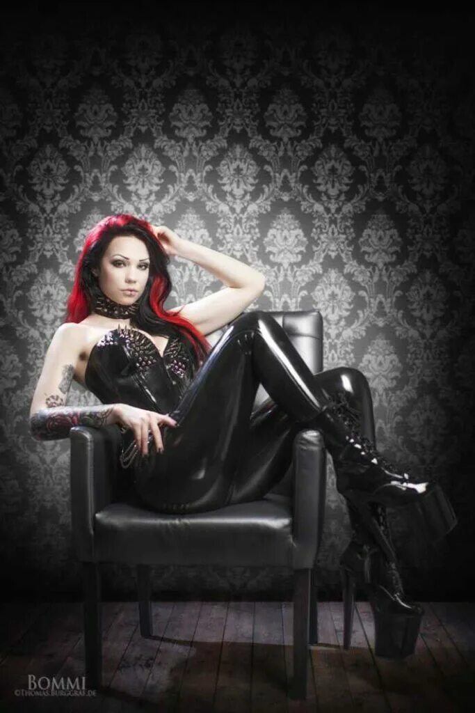 Связанные девушки в латексе. Dani divine gothic. Фетиш модель. Фетиш модель. Наряды из латекса для девушек.