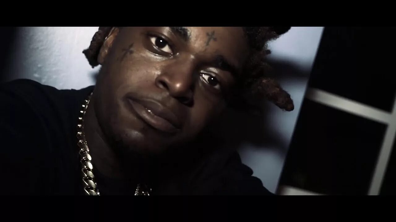 Кто исполняет песню черного. Kodak Black клипы. Kodak Black в ресторане. Кодак Блэк облизывает кроссы. Фарди клип черный.