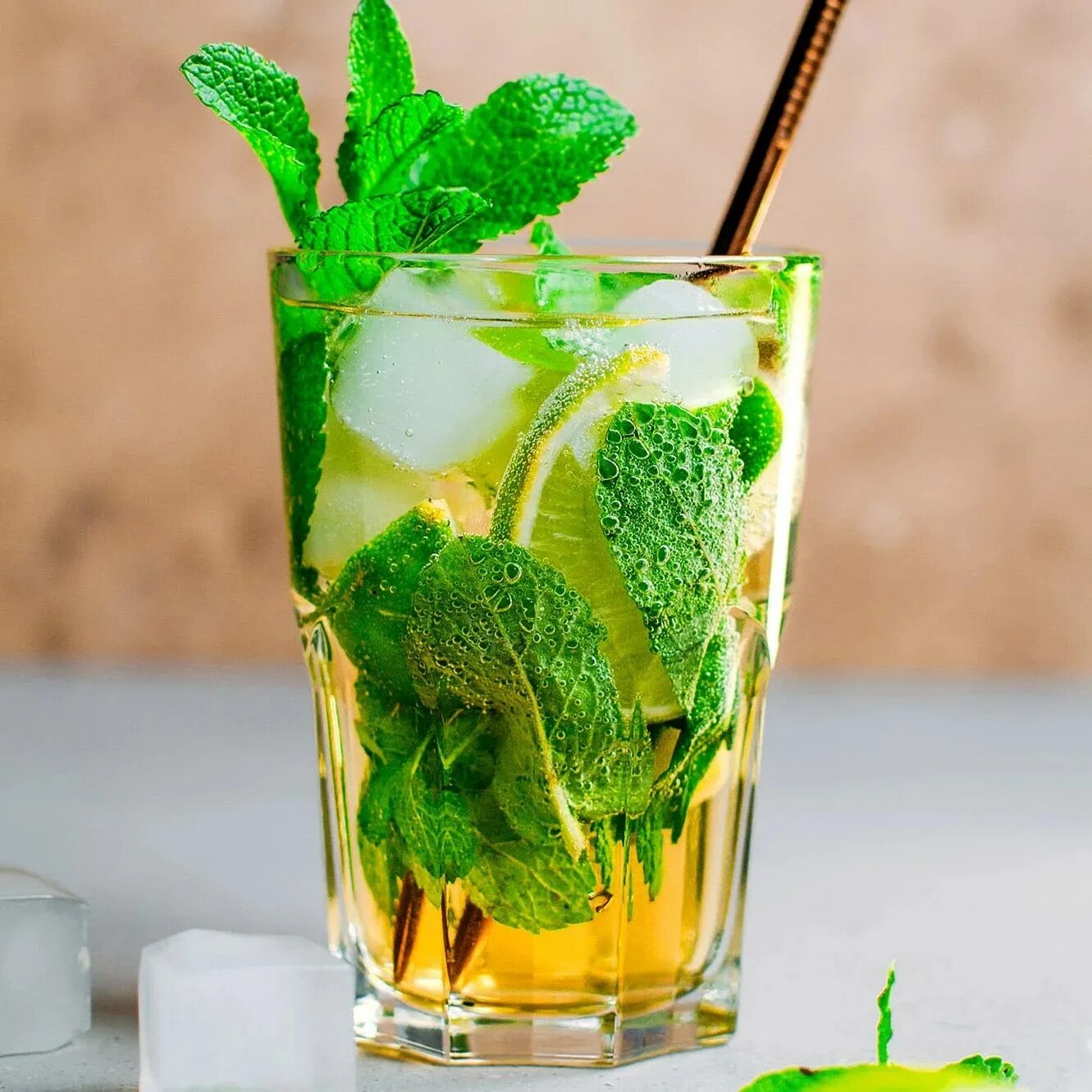 Мохито лет. Верджин мохито. мохито тархун. mojito cocktail. родина мохито.