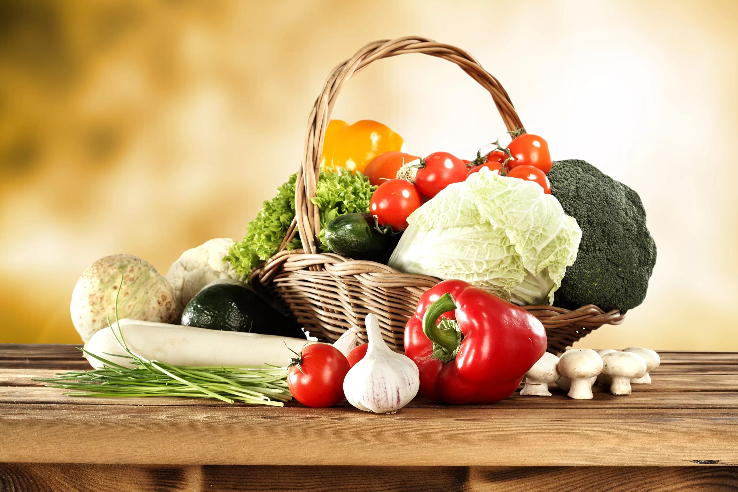 Лукошко с овощами. Корзинка с овощами. корзинка с продуктами. корзина с овощами и фруктами. корзина с урожаем.