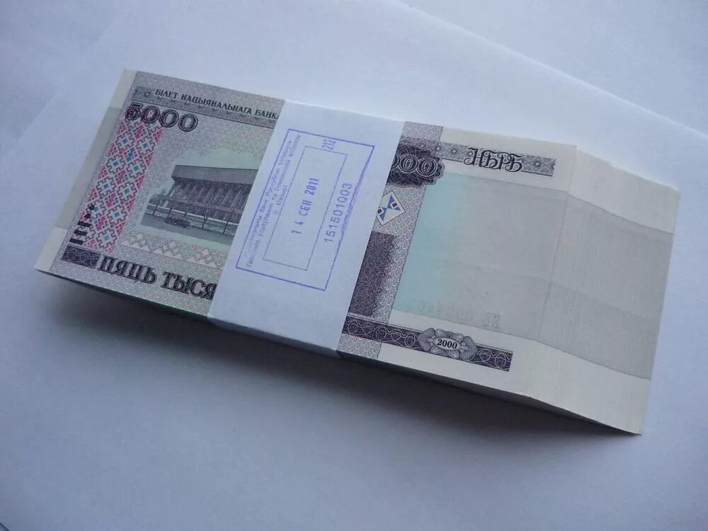 за 5 рублей куплено 100 штук. за 5 рублей куплено 100 штук. пачка купюр без фона спереди. пачка из 100 купюр. 5 рублей 1998 сп.