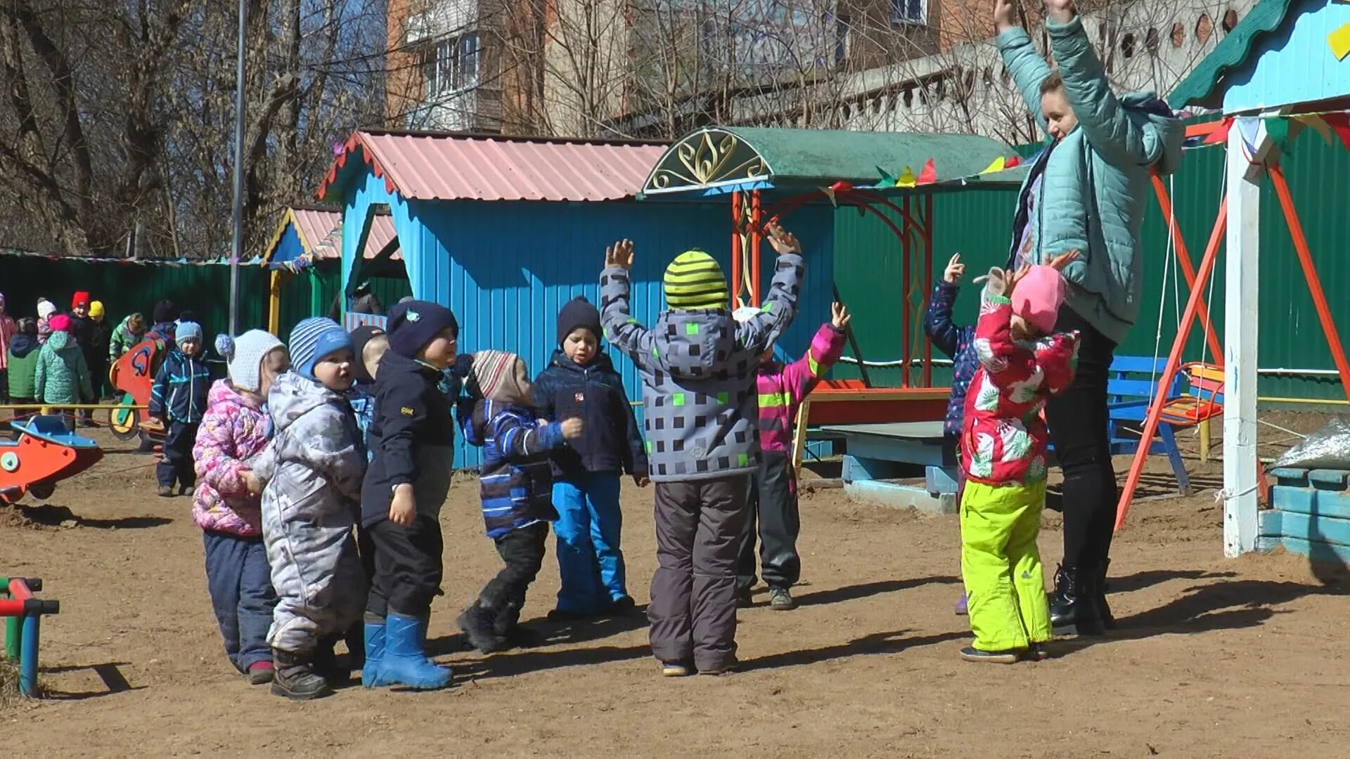 Юный сад. Прогулка в детском саду. детский сад. дети гуляют по саду.