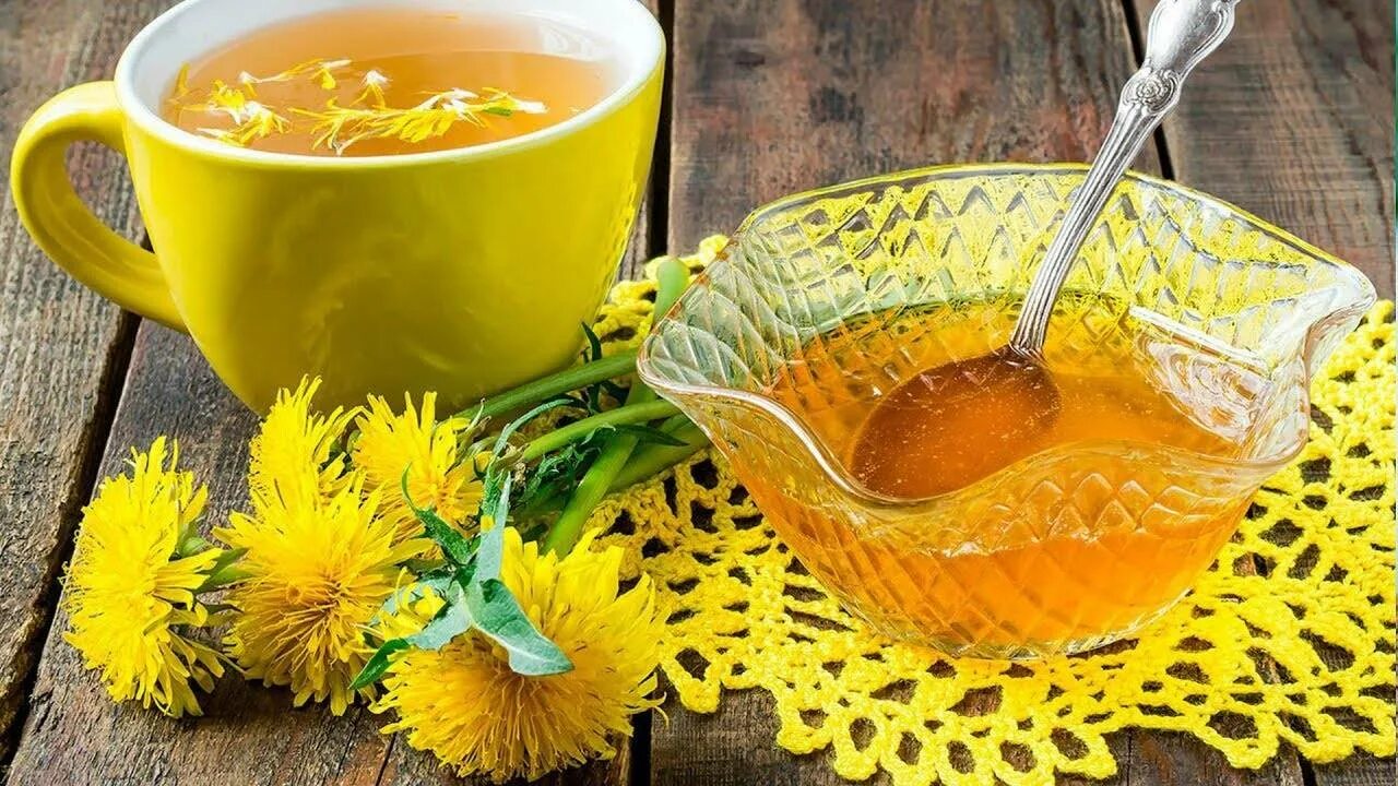 Польза чая из одуванчиков цветков. Одуванчиковый мёд. Мед из одуванчиков. Чай из одуванчиков. Мать и мачеха чай.