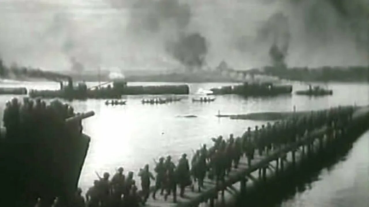 Бомбардировки сталинграда 1942-1943. Горящий севастополь 1942. Сталинградская битва 1942. Переправ через волгу сталинградская. Битва на волге сталинградская битва.