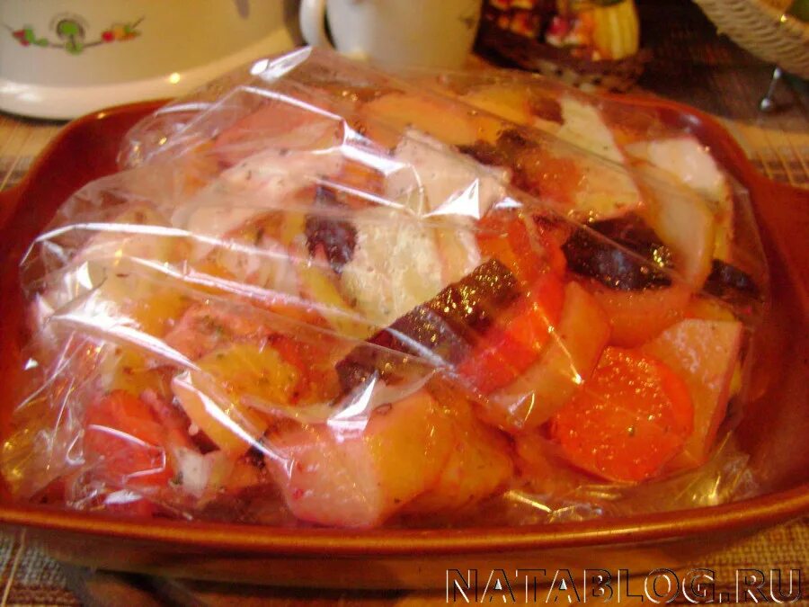 курица с овощами в пакете для запекания. овощи в пакете для запекания. овощи в рукаве для запекания в духовке. овощи в рукаве для запекания в духовке. курица с овощами в духовке в рукаве.