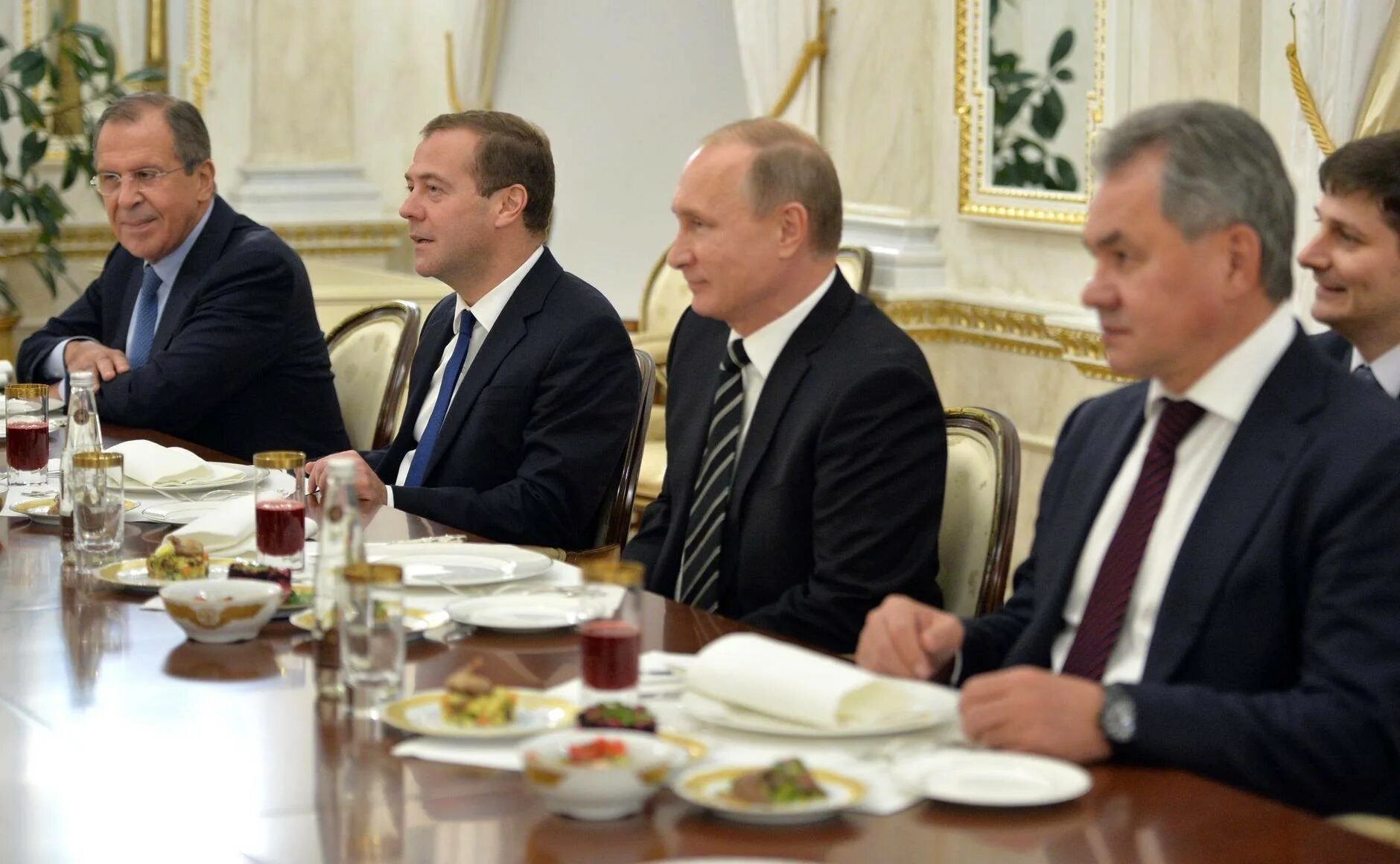 Чаепитие с президентом. Чаепитие Путина. Политики за столом.