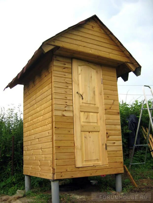 Купить крышу для туалета. Туалет дачный. Туалет уличный деревянный. Туалет деревянный для дачи. Крыша дачного туалета.