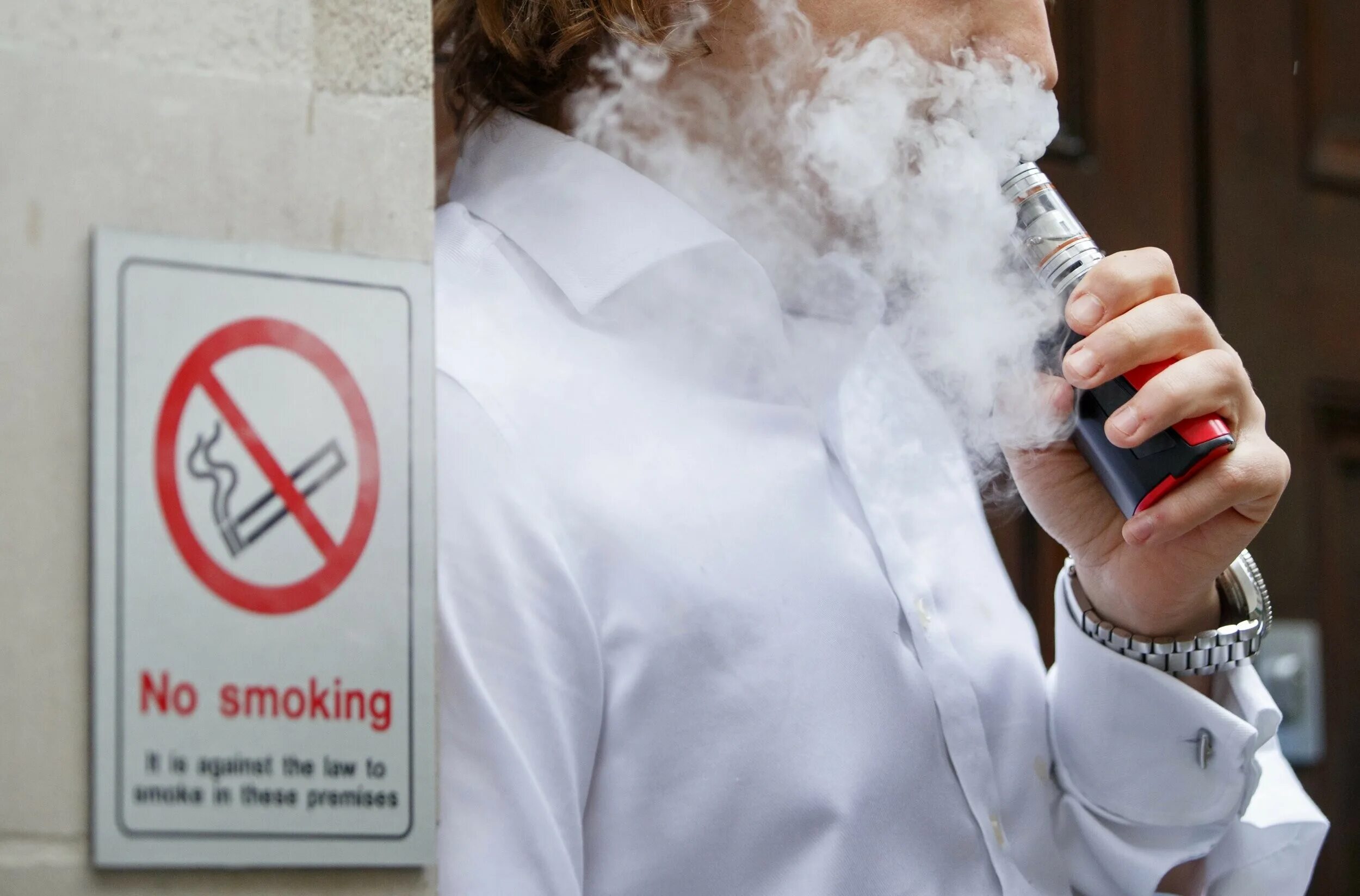 В россии запретят курить. Курение электронных сигарет. Электронные сигареты в общественных местах. Запрещено курить электронные сигареты.