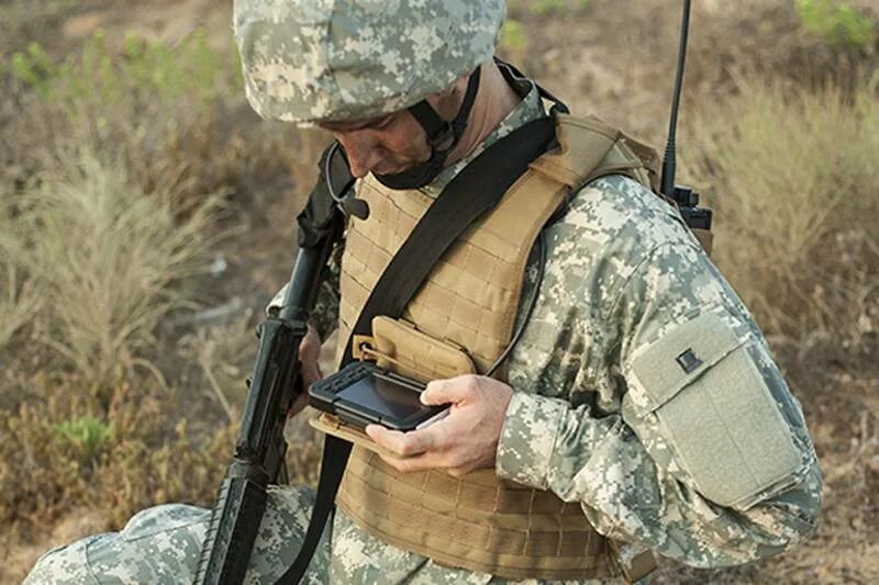 Soldiers radio. Солдат с радиостанцией на спине. Тактическая звуковая система солдата. Elbit Falcon прицел. Заводы Elbit Systems.