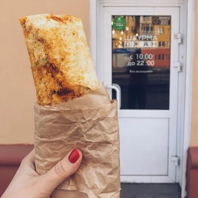 Заказ шаурмы номер. Шаверма джан. Хотдог начо с салатним листом. Шаверма морсен череповец. Шаверма большой куш череповец.