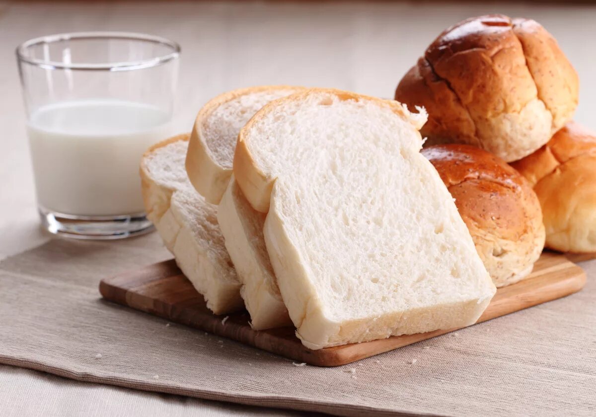 Воды и хлеба дай. Хлеб и молоко. Молочный хлеб. Белый хлеб с молоком. Хлеб в молоке.