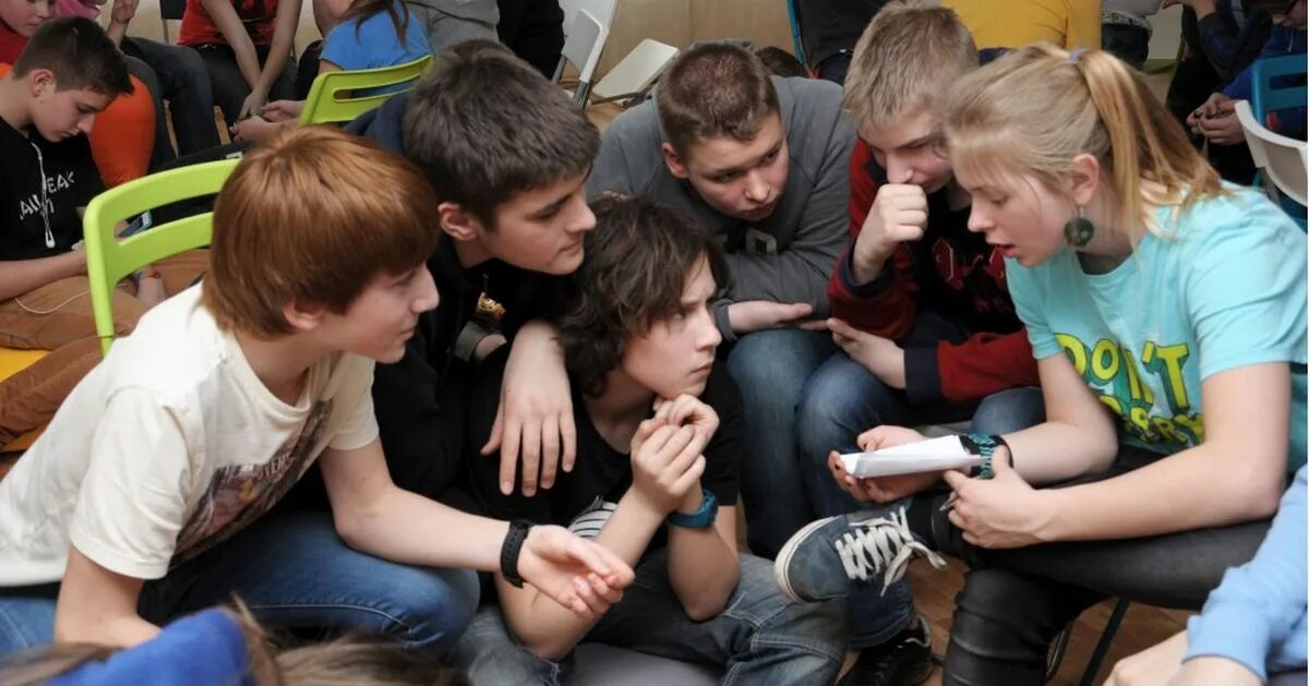 фотосессия с компанией друзей на улице. позитивные подростки.