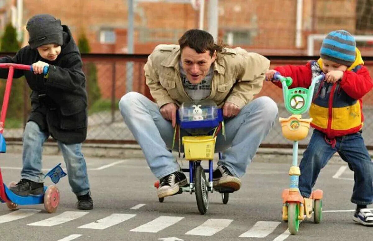 Мужчины это те же дети. Мужчины те же дети. Смешные цитаты про мужа. Много детей демотиватор. Взрослый в детской машинке.