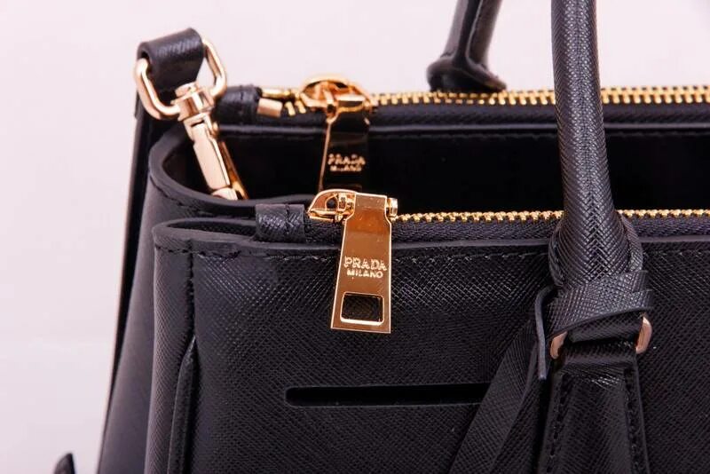 Как отличить прада. Сумка прада. сумка prada 2025. поддельная сумка прада. сумка прада оригинал.