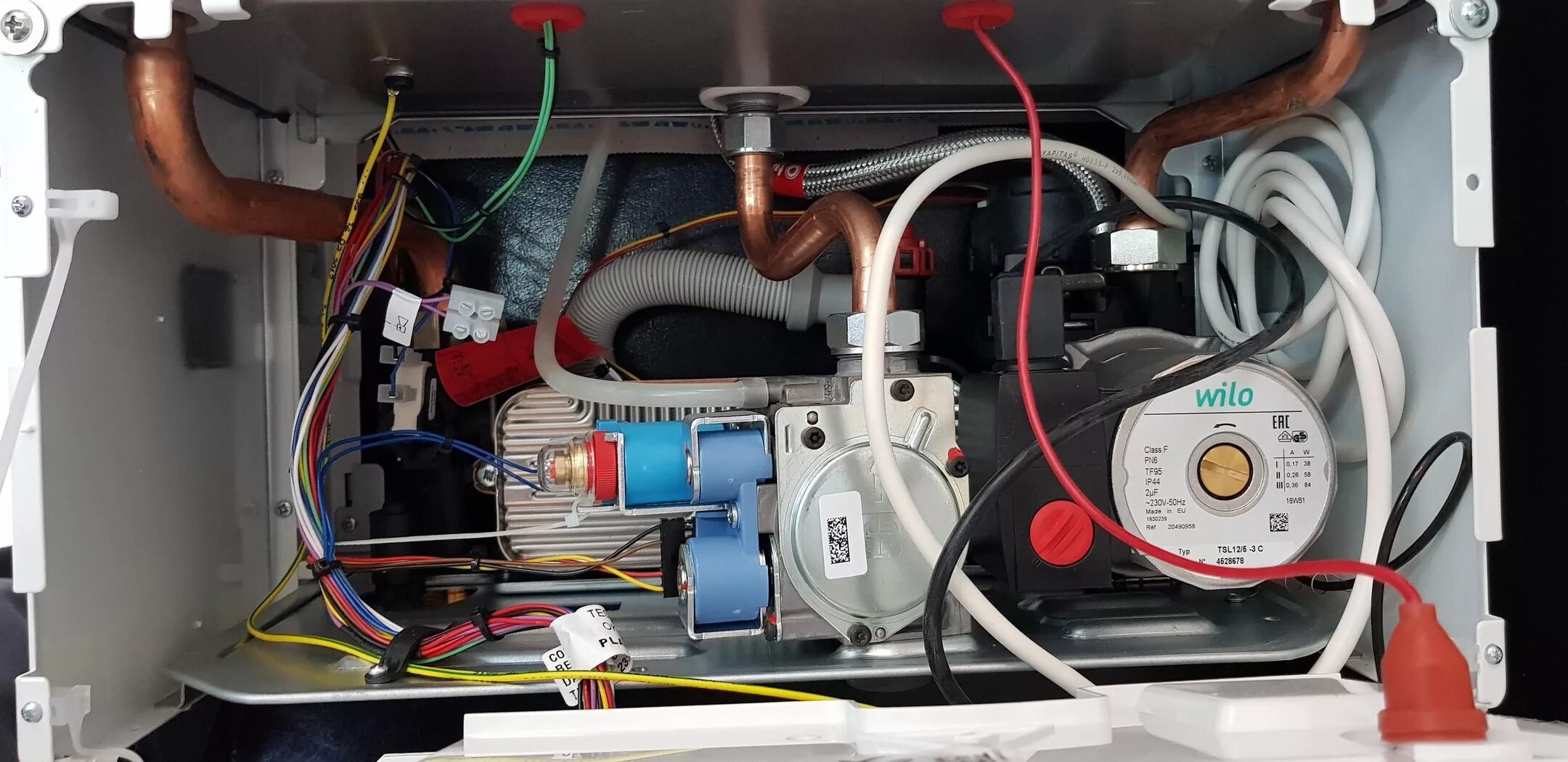 Гудит котел причины. Котел газовый gaz 6000 внутри. Газовый котёл Bosch gaz 2000w насос циркуляционный. Газовый клапан бош ГАЗ 6000. Газовый котел Bosch 6000 w.