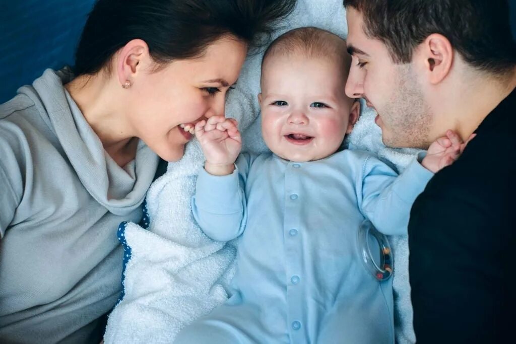 Фотосессия родителей с новорожденным. Мама и новорожденный. Рождение ребенка в семье. Мама с папой с новорожденным. Мама с папой с новорожденным.