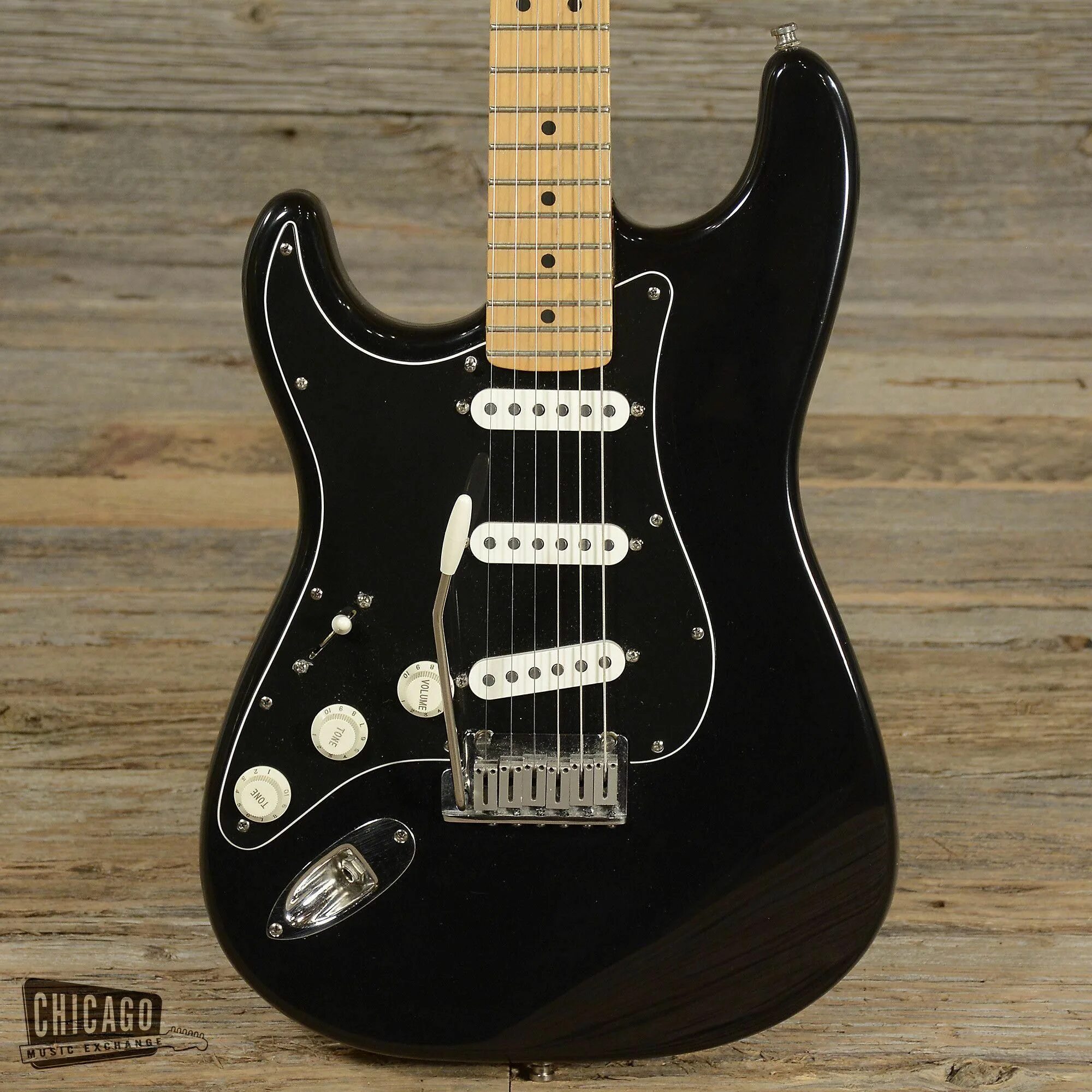 Фендер страт. Fender stratocaster черный. Электрогитара fender stratocaster. Fender stratocaster черный. Фендер стратокастер.
