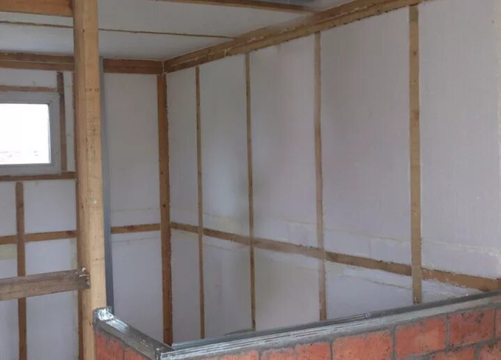 Теплоизоляция стен изнутри материалы. Утепление стен внутри. Внутреннее утепление стен. Дом утепленный пенопластом. Можно утеплять стены пенопластом.