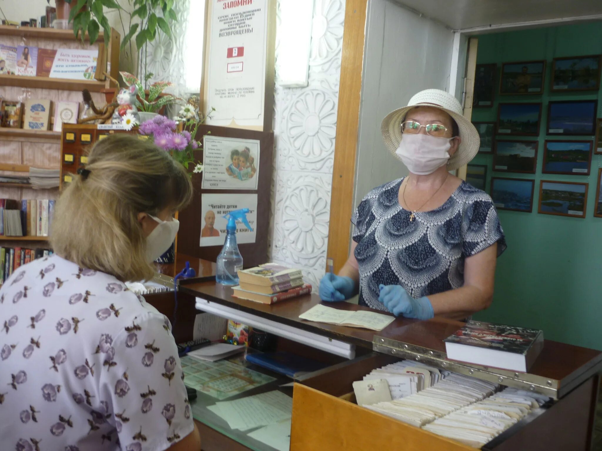 В среду в библиотеке побывало. Посещение библиотеки. Вход в библиотеку в масках. Картинка о посещении библиотеки в маске и перчатках. Внимание при посещении библиотеки быть в масках.