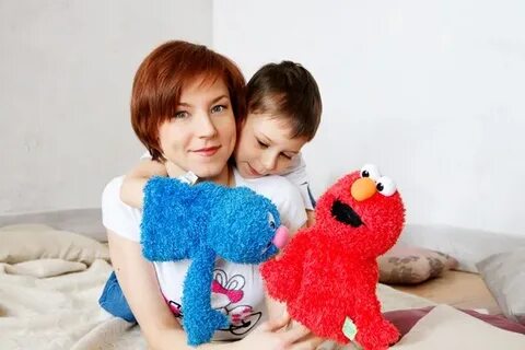 Мне приносит игрушки конфеты