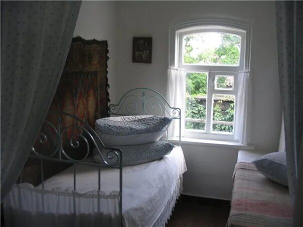 Старая деревенская кровать. Кровать в деревне. Кровать с подзором в деревне. Железная кровать деревенская.