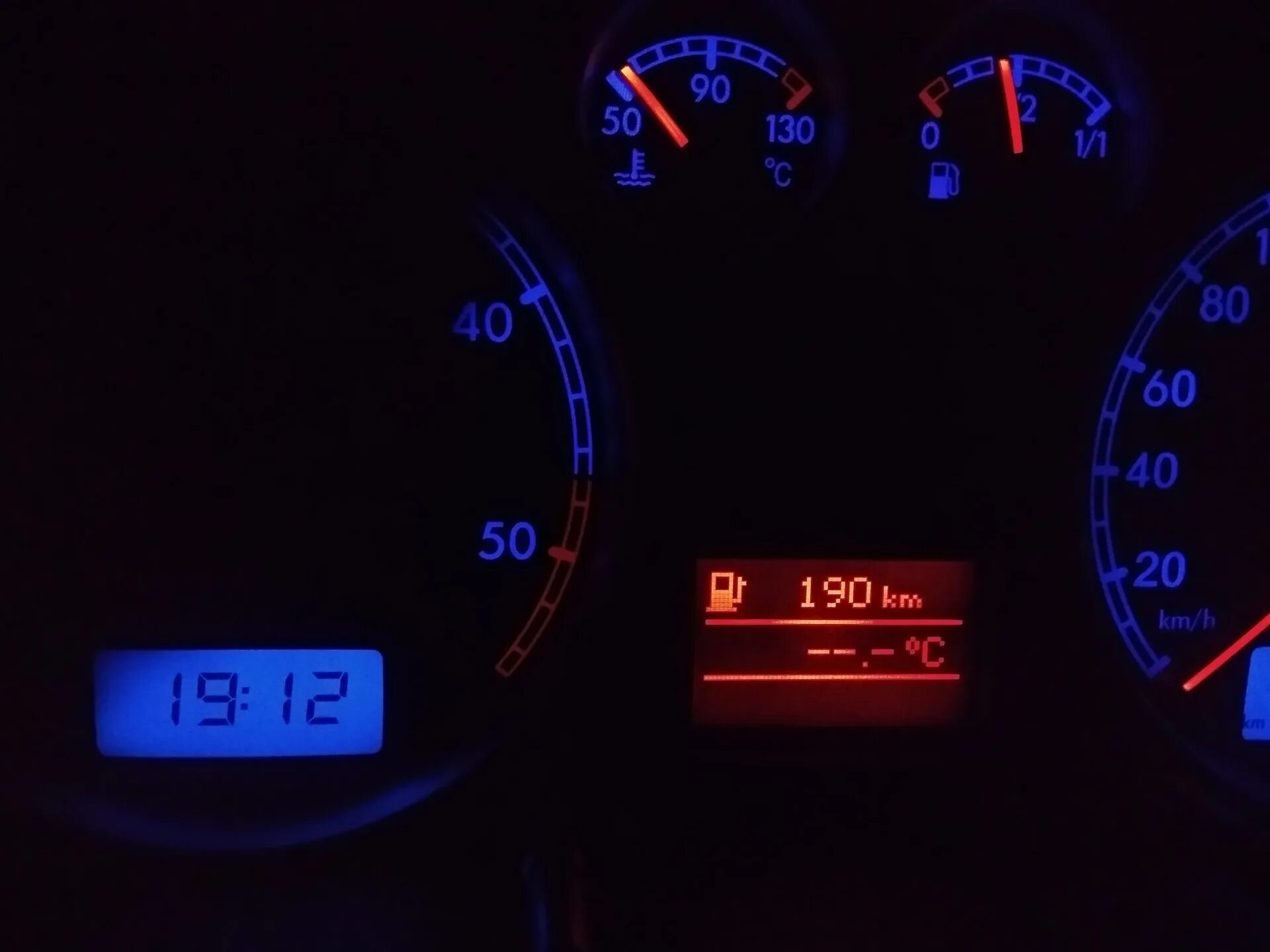 Ошибка passat b5. Датчик температуры панели приборов пассат б5. passat b5 аварийная лампа температуры. фольксваген пассат б5 датчик бензина в приборной панели. потухло табло пассат б5.