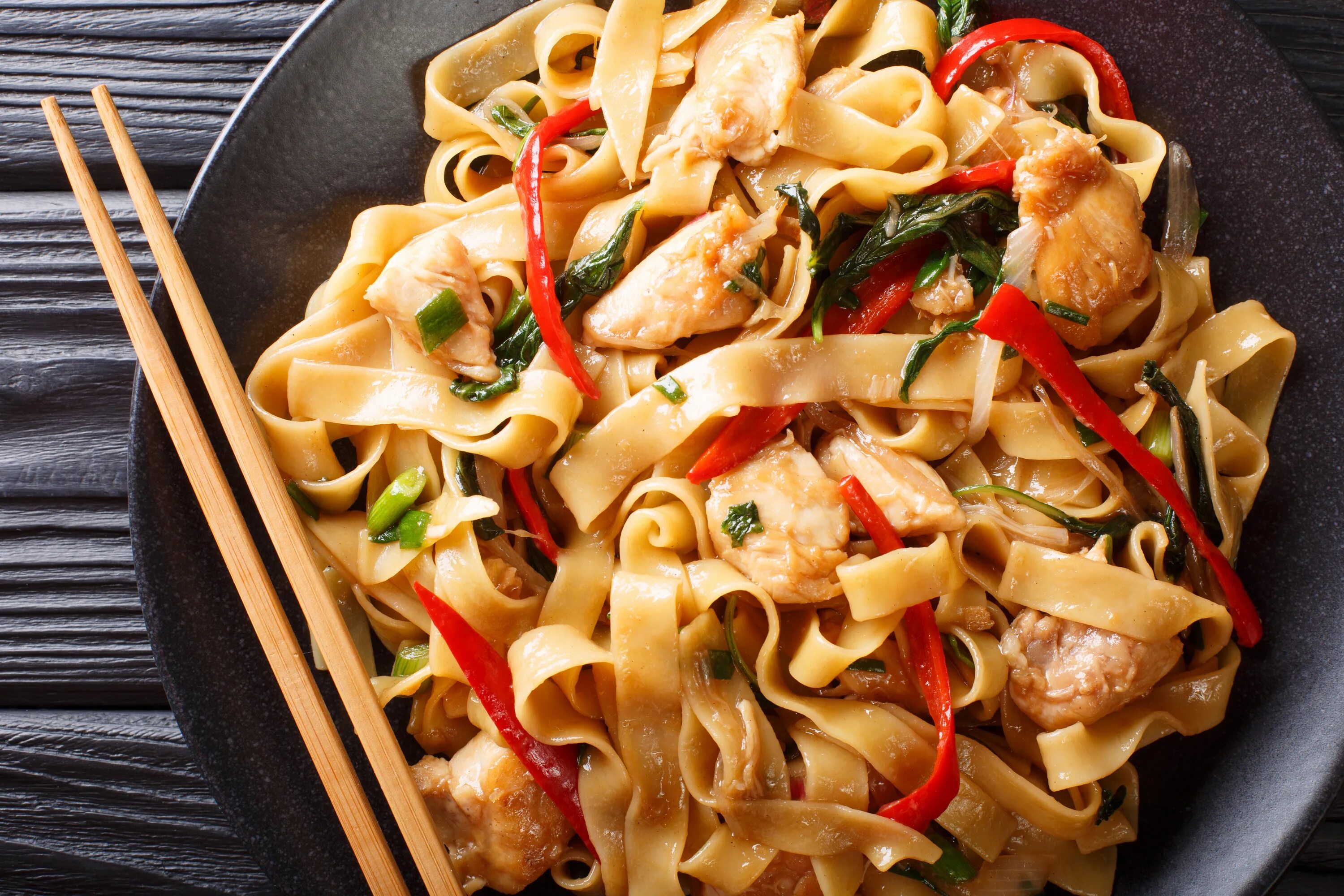 Пад ки Мао лапша. Лапша с перцем Чили. Дапша в грибами и томтами. Drunken Noodles.