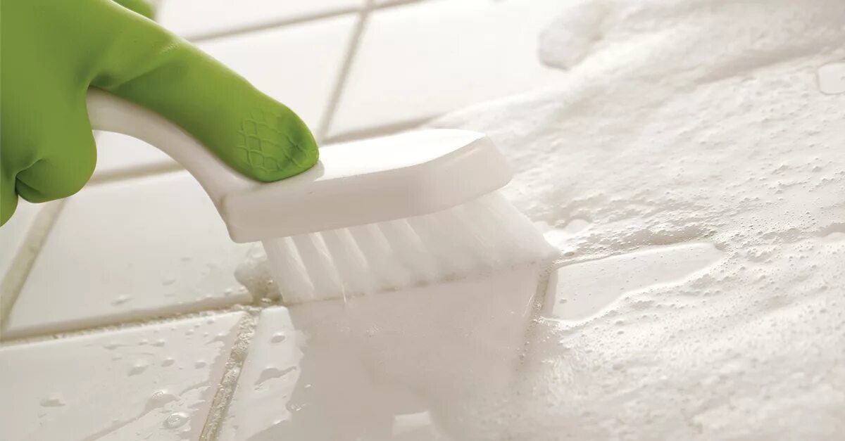 Мытье плитки. Щетка для чистки швов между плиткой. Моющее средство для напольной плитки. Для мытья стен в ванной. Чем отмыть налет после ремонта