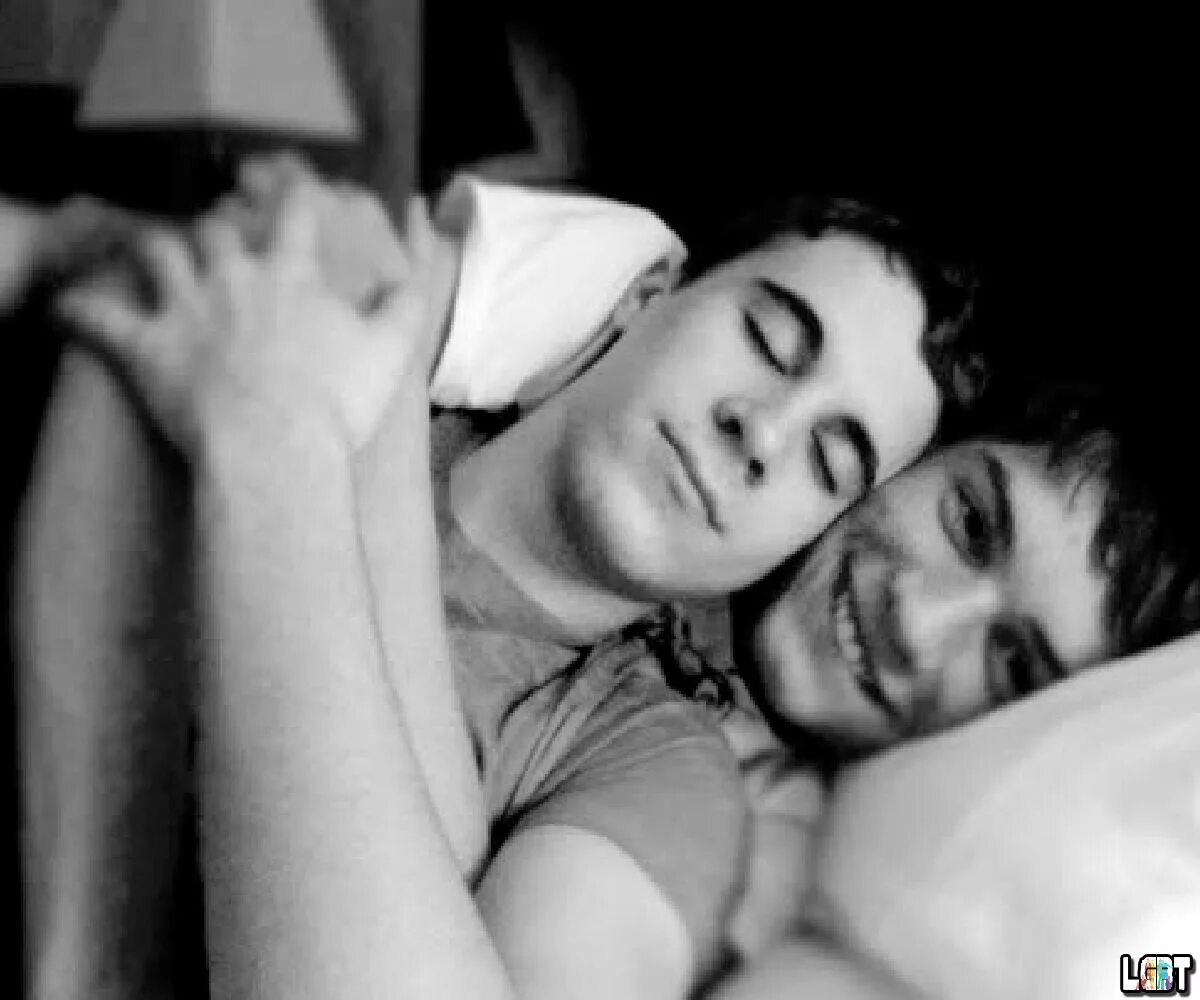Хочу мальчика гея. Однополая мужская любовь в кровати. Два парня в обнимку. Любовь двух парней в кровати. Парни обнимаются друг с другом в кровати.