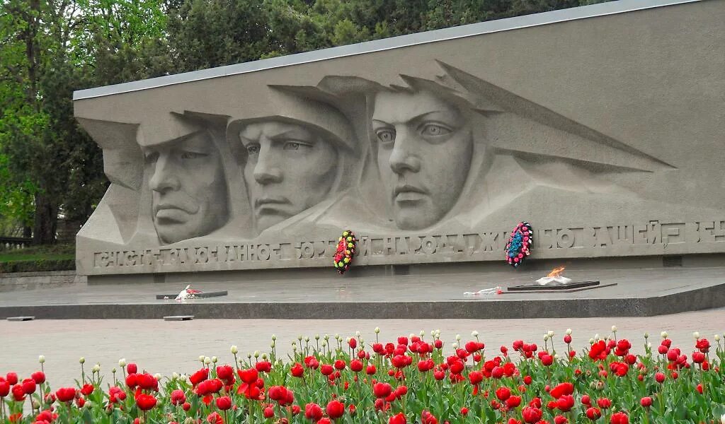 Памятник огонь вечной славы. Мемориал вечная слава ставрополь. мемориал вечный огонь ставрополь. ставропольмемориал «огонь вечной славыа. огонь вечной славы ставрополь.